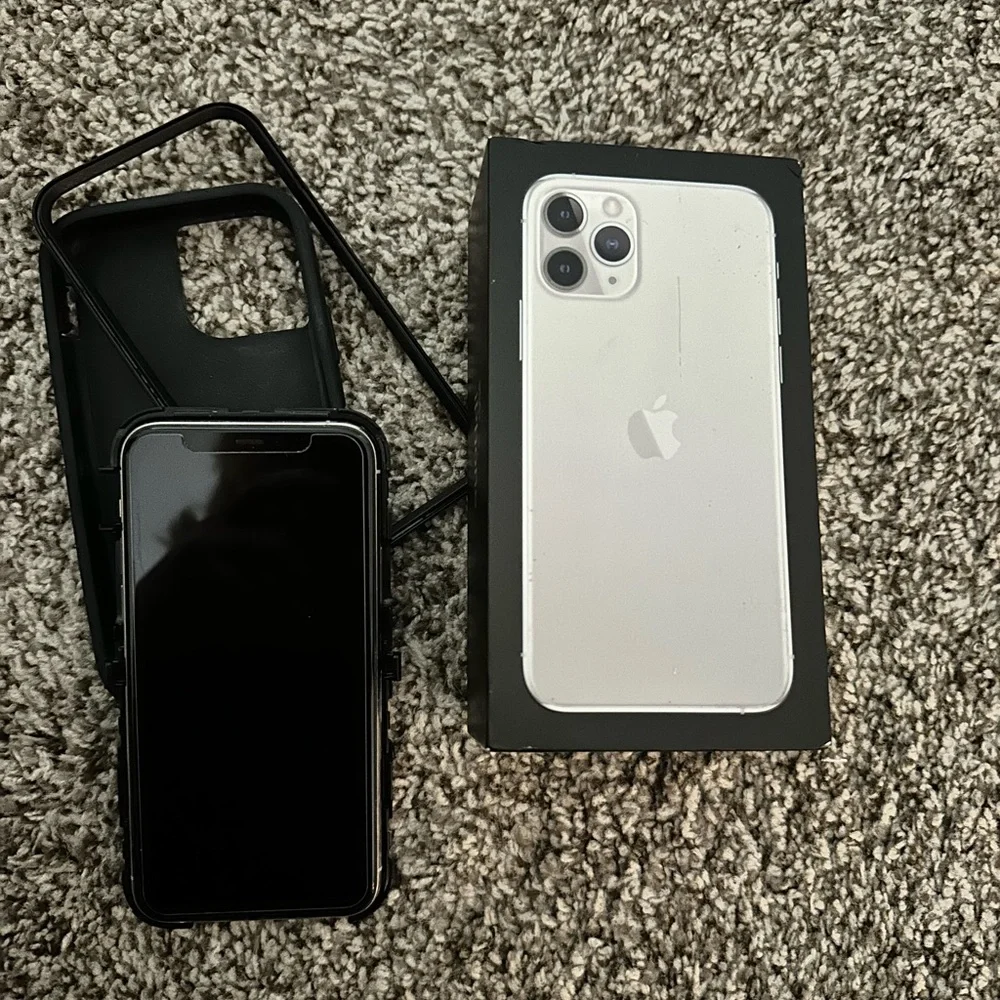 Apple iPhone 11 Pro 256 GB Silver with Otterbox T-Mobile - Picture 1 of 14